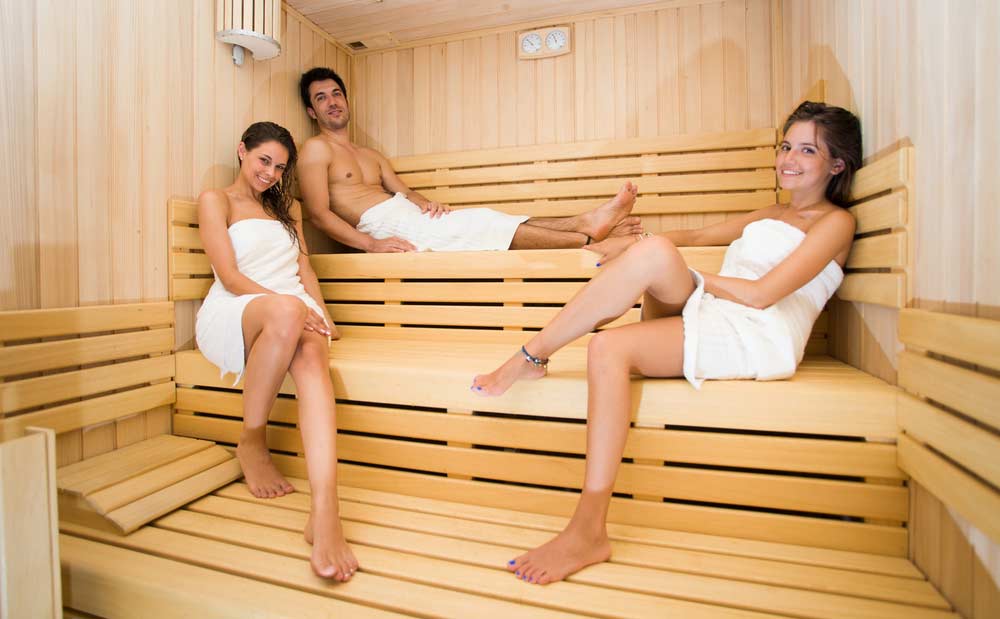 Mann und zwei Frauen in Sauna (depositphotos.com) Mann und zwei Frauen in Sauna (depositphotos.com)